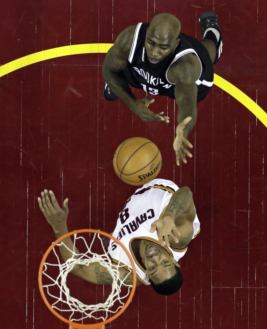 De la mano de Irving y James, Cavaliers salen de bache