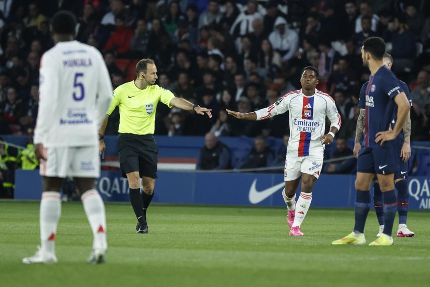Olympique Lyon golpeó al PSG con un brillante Endrick