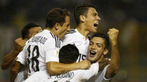 México remonta ante El Salvador y sigue perfecto