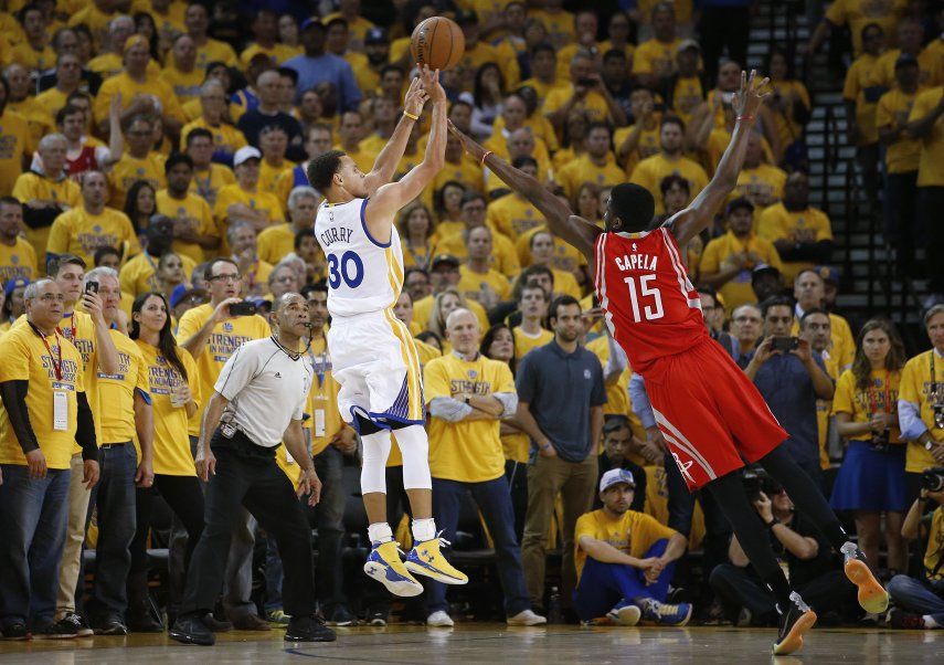 NBA multa a Curry por exagerar contacto en duelo con Rockets