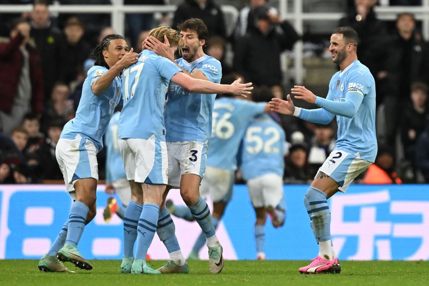 Manchester City remonta al Newcastle y se acerca al líder