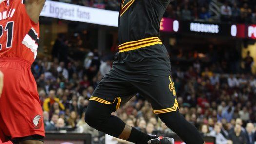 Con 33 de James, Cavaliers remontan y vencen a Blazers