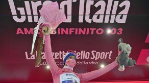 Giro: Almeida se aferra a la maglia rosa en la montaña