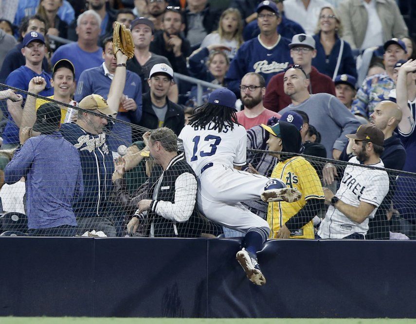 Atléticos vencen a Padres con jonrones de Piscotty y Lowrie