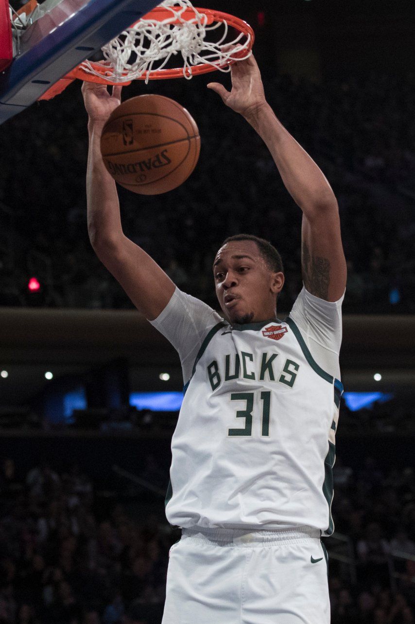 Bucks doblegan a Knicks y comparten 6to lugar en el Este