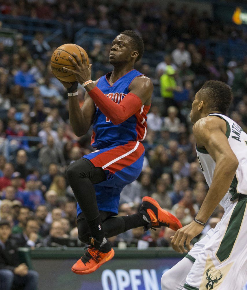 Pistons liquidan con triples al vencer a Bucks