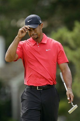 Tiger Woods padece una molestia en el codo