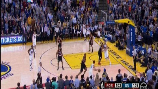 Curry fija récord de triples y Warriors vencen a Blazers
