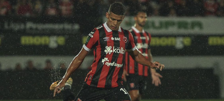 Edward Cedeño, el orgullo de Panamá, en su paso por Liga Deportiva Alajuelense.