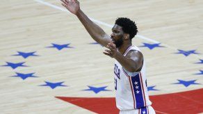 Estrella de la NBA Joel Embiid extiendo su vínculo con los Sixers por cuatro años.