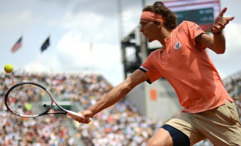 Zverev llega a cuartos en París con otra remontada en cinco sets