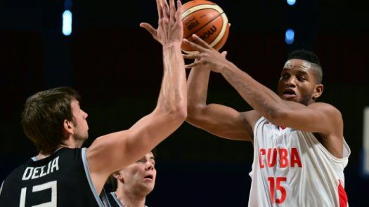 Argentina gana 96-64 a una entusiasta Cuba en preolímpico de básquet