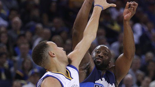 Thompson brilla bajo el aro, lidera a Warriors ante Dallas
