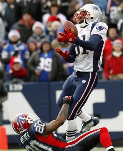 NFL: Patriots 17, Bills 10; Moss encabeza triunfo