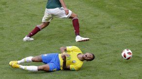 Van Basten: Neymar debe dejar de simular faltas