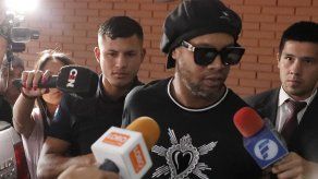 Retienen a Ronaldinho en Paraguay por pasaporte falso