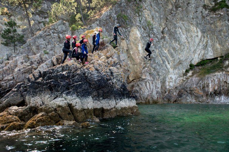 El coasteering se impone como última moda en los acantilados franceses