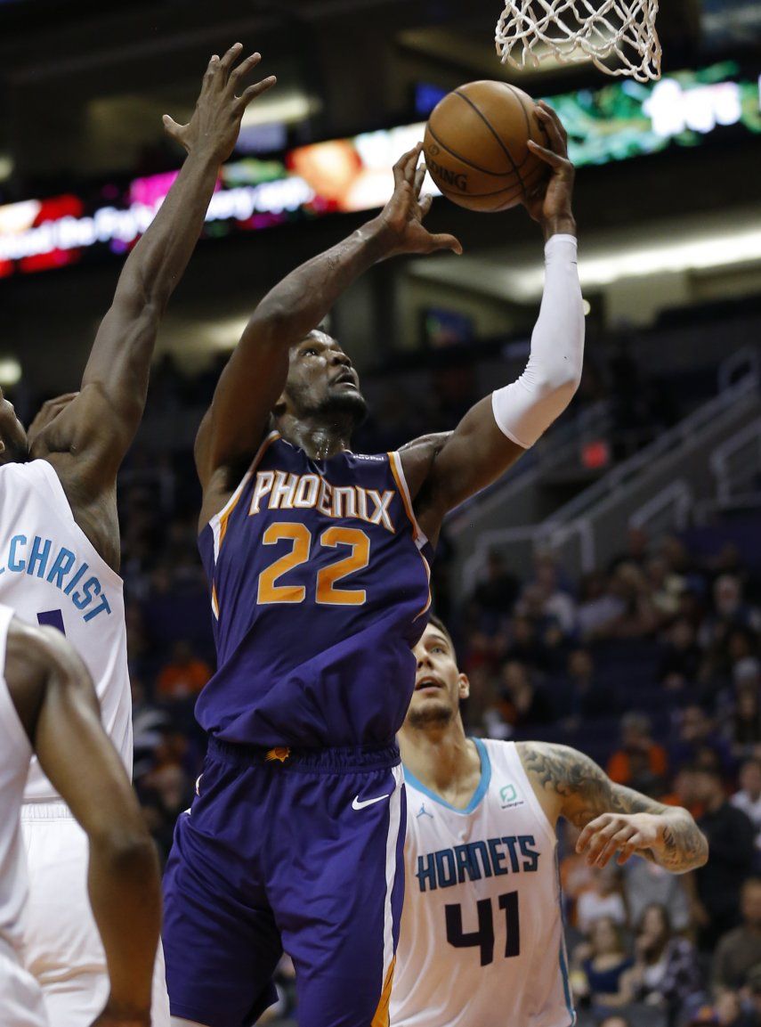 Con 29 puntos, Walker define triunfo de Hornets en Phoenix