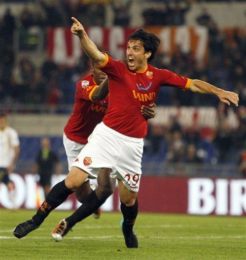 Roma gana 2-0 al Lecce con un gol del argentino Burdisso