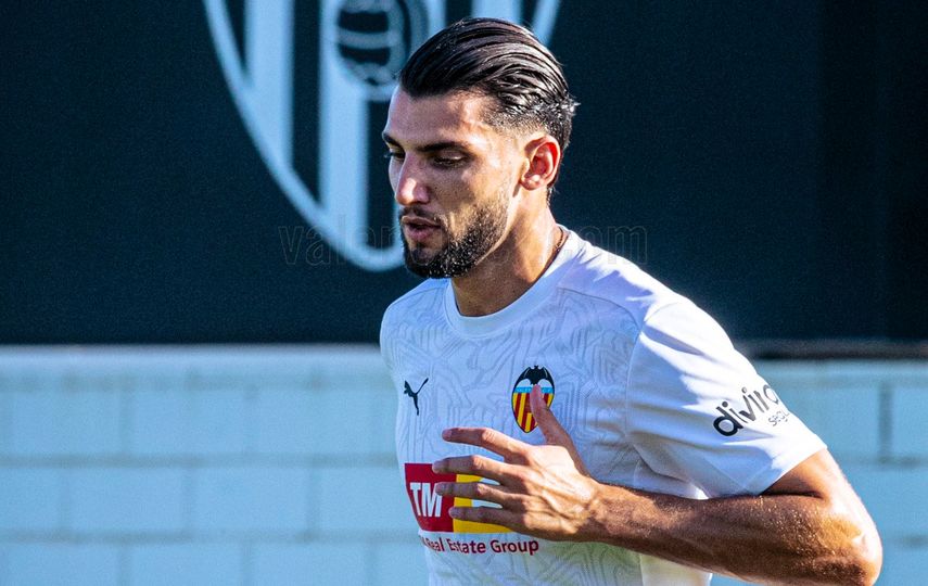 Rafa Mir del Valencia retenido por presunta agresión sexual