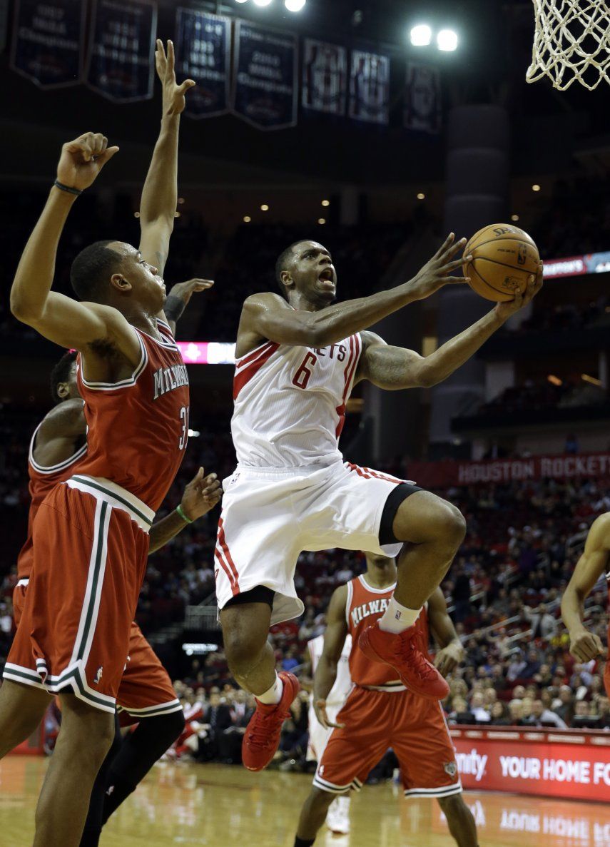 Jones y Rockets doblegan a Bucks