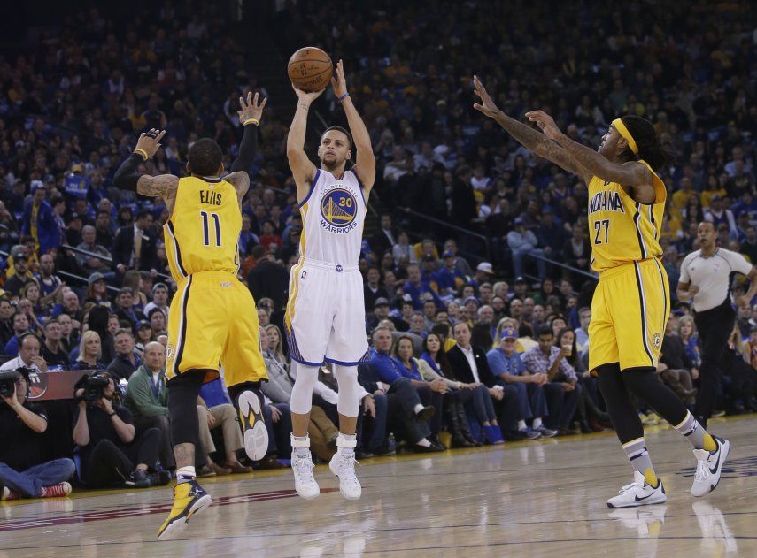 Curry lidera a Warriors en su triunfo en la vuelta de Kerr