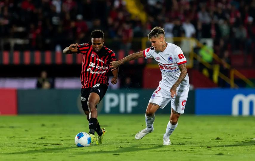 Copa Centroamericana 2025: LD Alajuelense y Olimpia empatan en la ida de semis