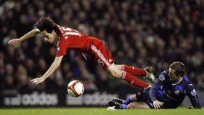 Liverpool y Chelsea ganan y siguen en carrera por Liga Premier