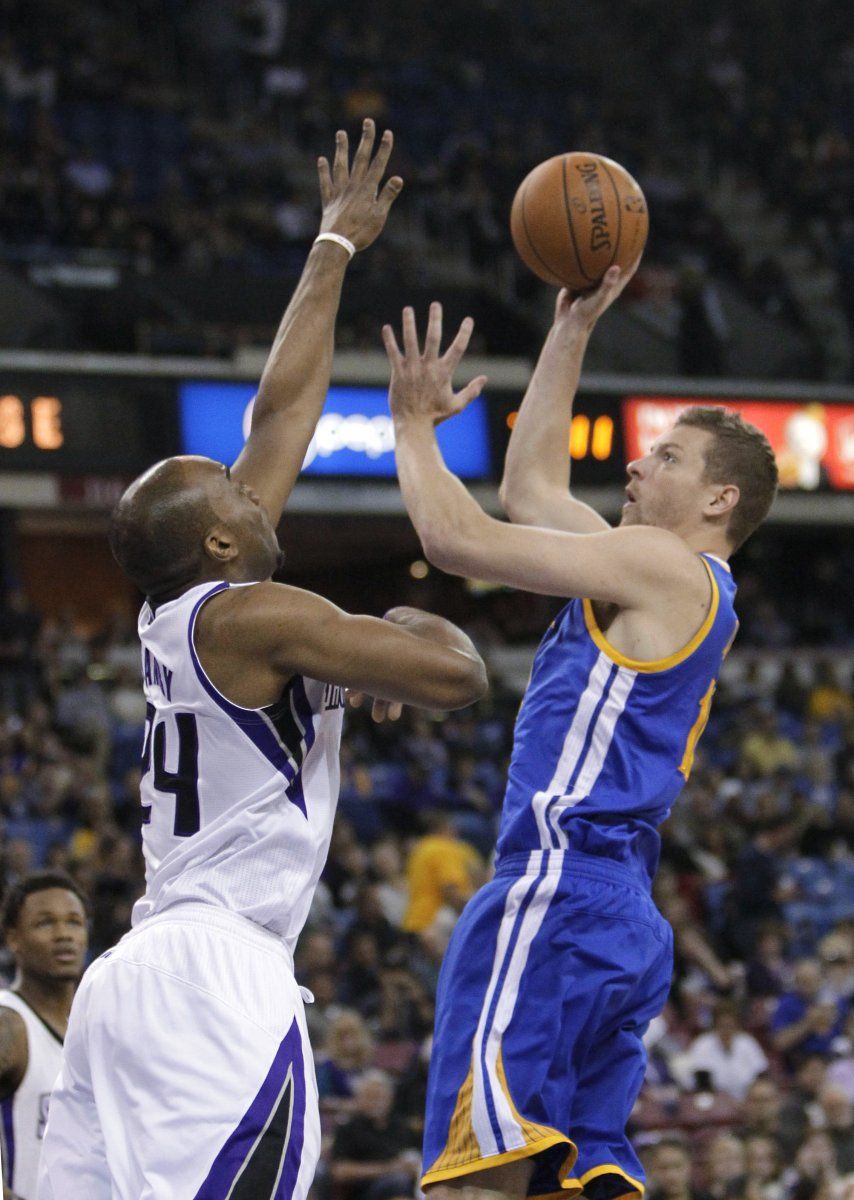Warriors vence como visitante a Sacramento