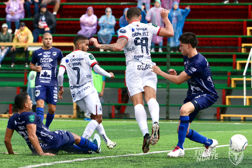 César Yanis anota y el AD San Carlos avanza a semifinales en Costa Rica