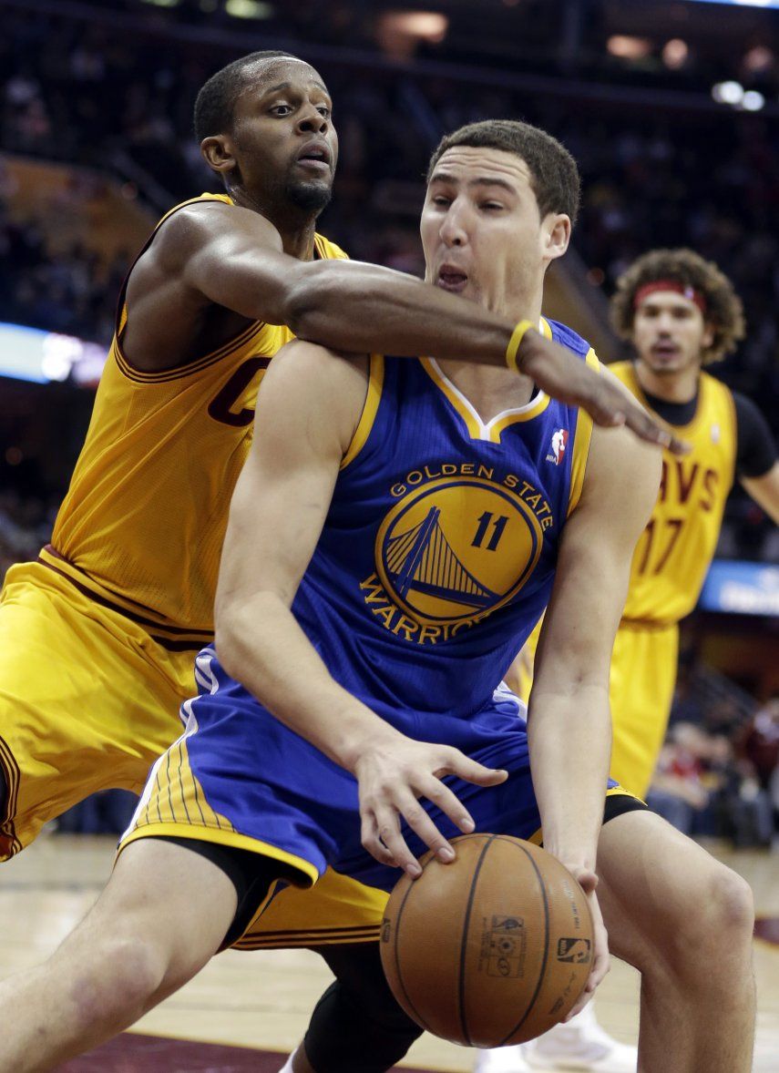 Curry anota 29; Warriors vencen a Cavs en prórroga