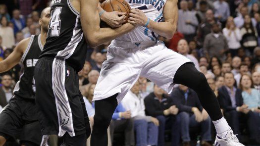 Los Hornets remontan para vencer a San Antonio