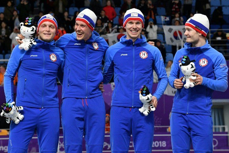 Los noruegos, oro en persecución por equipos de patinaje de velocidad
