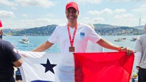 César Barría cumple al nadar de Asia a Europa por el Estrecho de Bósforo