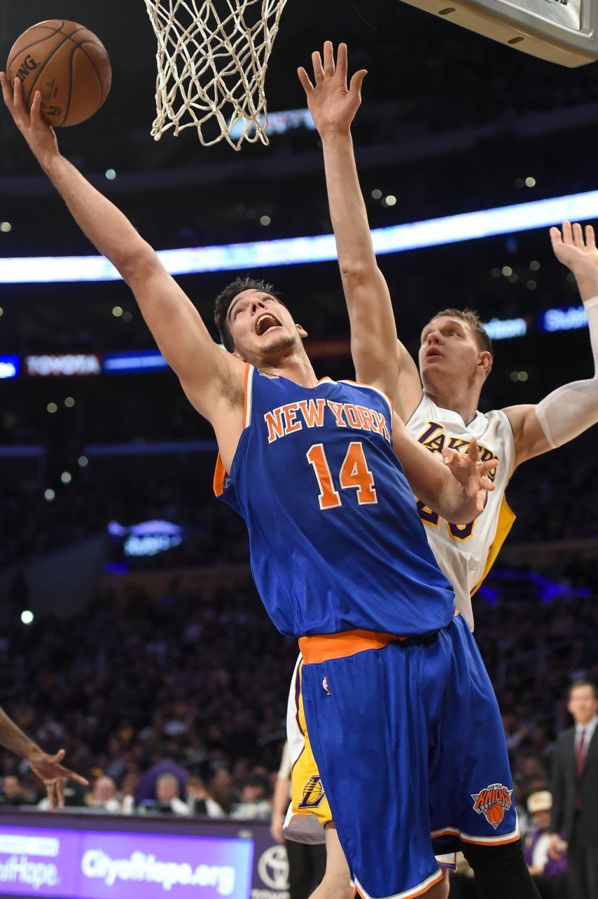 Porzingis, Rose lideran a Knicks ante unos Lakers en caída