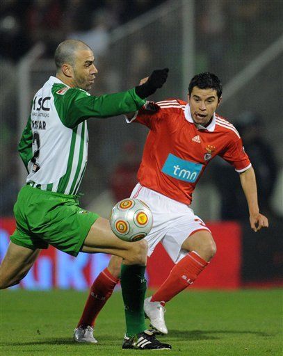 Saviola lleva a Benfica a la victoria en el fútbol portugués