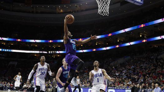 Walker aporta 30 unidades y Hornets arrollan a 76ers