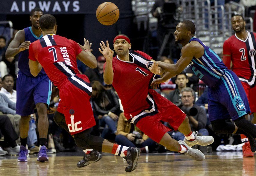 Con doble doble de Wall, Wizards vencen a Hornets