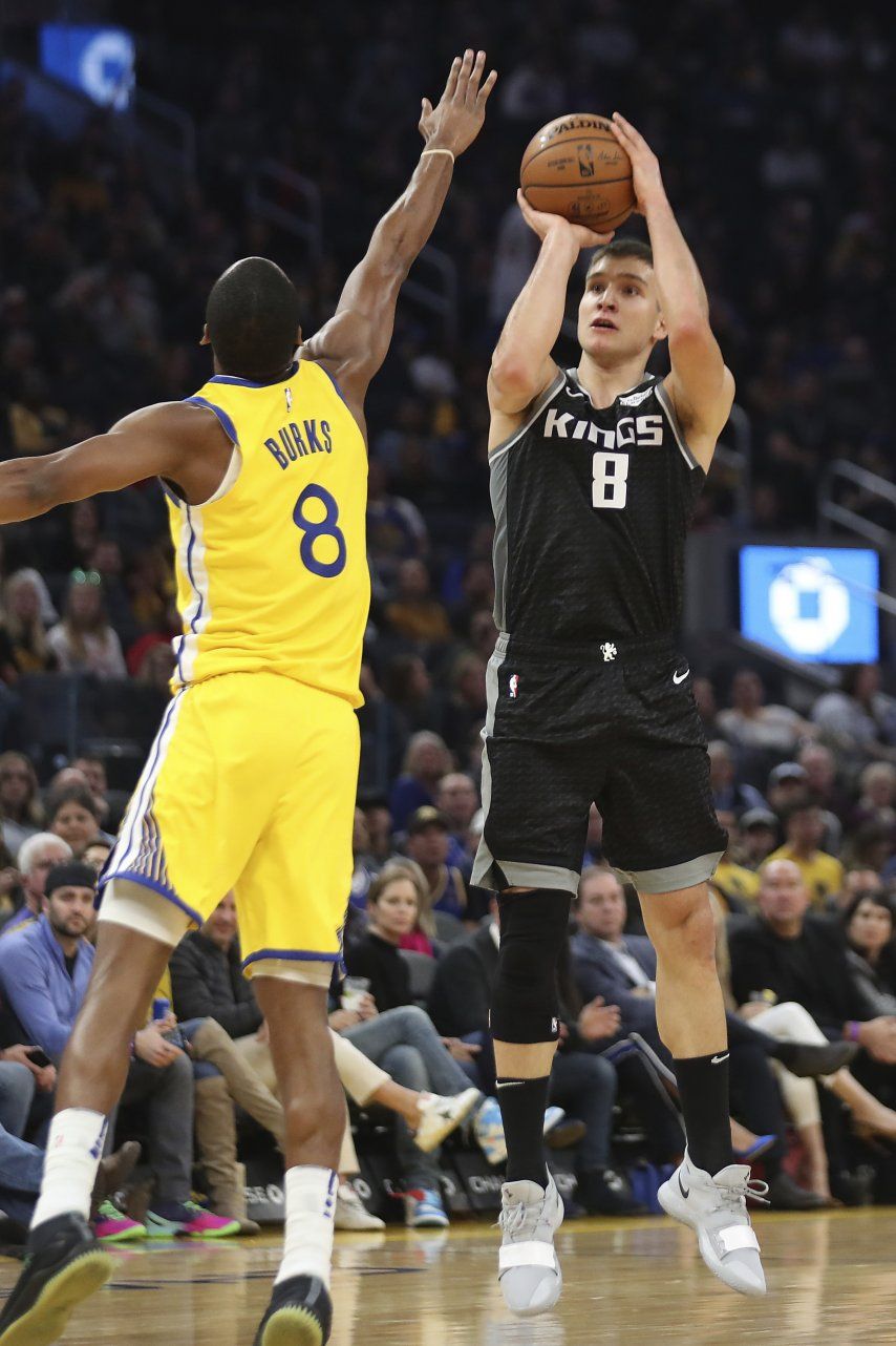 Con 25 puntos de Bogdanovic, Kings arrollan a Warriors