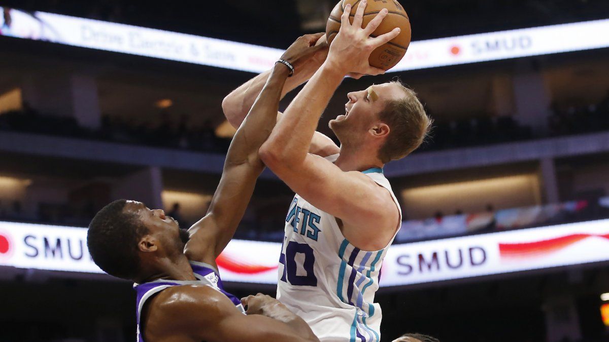 Hornets vencen 118-111 a Sacramento, que no ha podido ganar