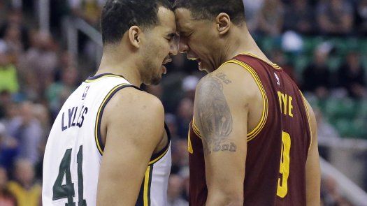 Hood anota 28 y el Jazz sorprende a los Cavs