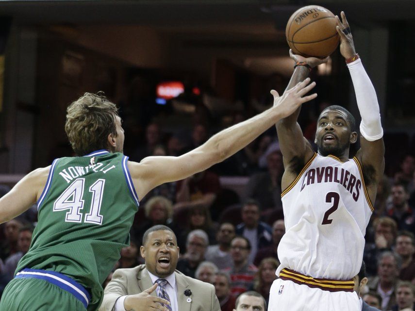 Sin LeBron pero con Irving, Cavs superan a Mavs