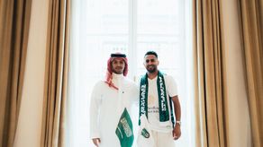 Riyad Mahrez es presentado oficialmente por el Al Ahli
