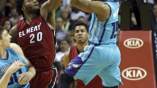 Hornets remontan y superan al Heat