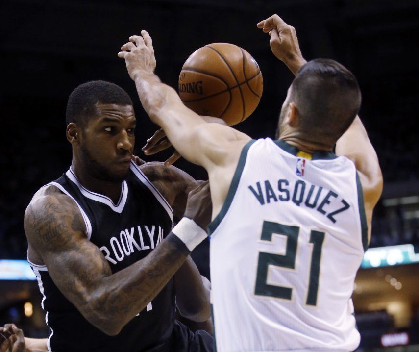 Bucks propinan 7ma derrota en inicio de temporada