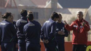Mundial: Italia entre la espada y la pared