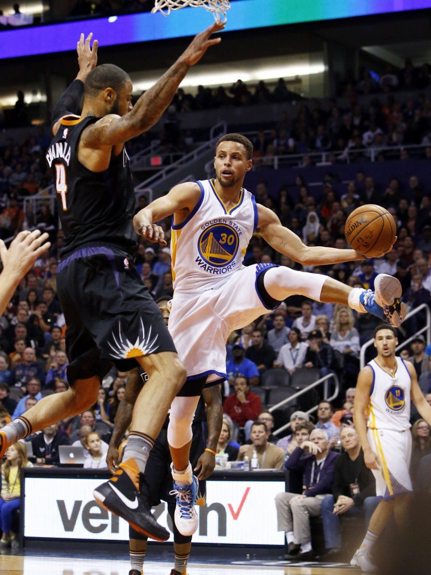 Warriors echan mano de triples para sumar su 17mo triunfo