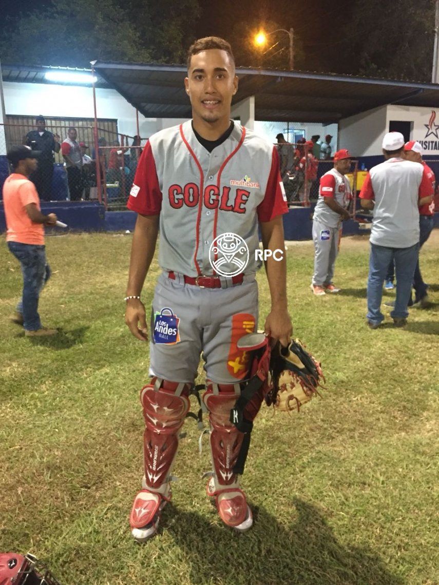 Juan Diego Crisp pega tres jonrones y empata un récord