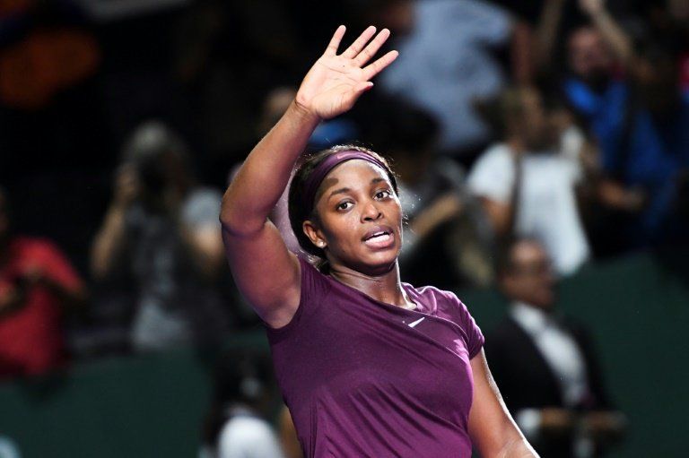 Stephens cerca de semis del Masters, Osaka con pie y medio fuera