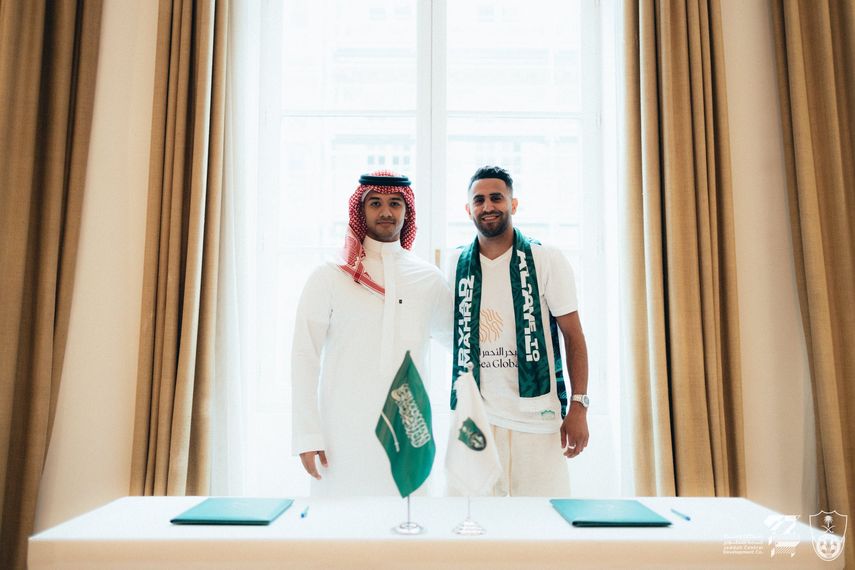 Riyad Mahrez es presentado oficialmente por el Al Ahli